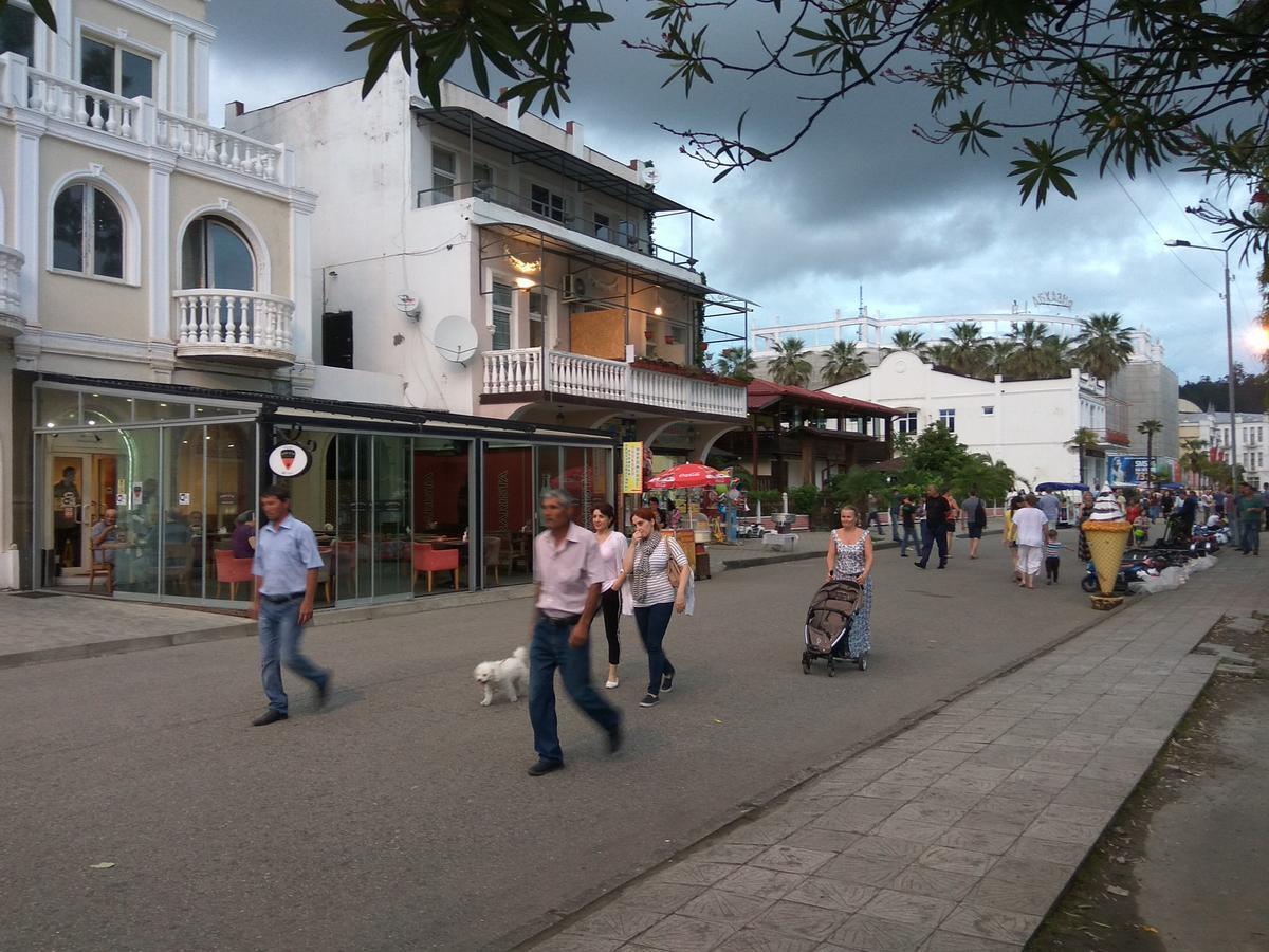 Sukhum City Mini Hotel Sukhumi Bagian luar foto
